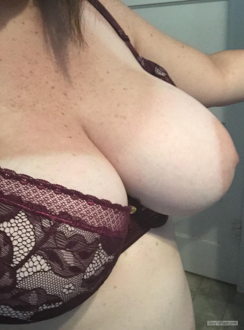 natural tits cleavage selfie hd pic